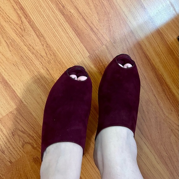 Elegant Prada Suede Mules
Burgundy
Peep-Toes
Stiletto Heels with Platform - Picture 4 of 5